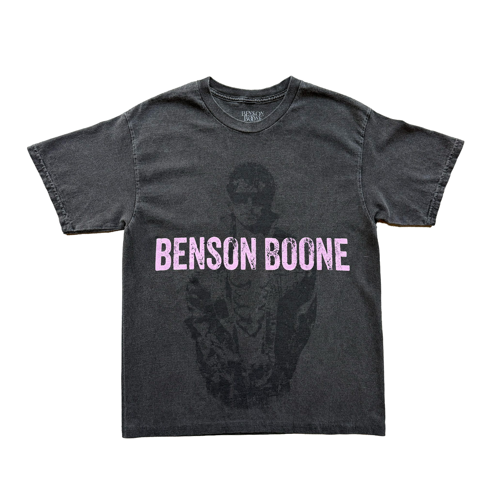【BEEDEN】BONE PRINT LAYERED LOGO TEE Wanted Man Dateback Photo Tee – Benson Boone